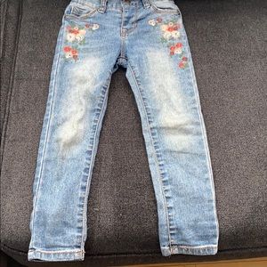 Girls jeans with flower embroidery